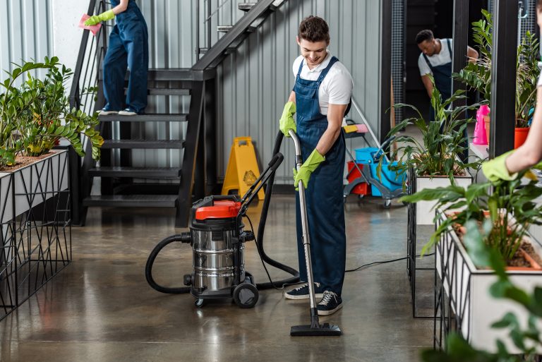 Equipos de limpieza Aserclean, como aspiradoras y pulidoras para superficies grandes en Colombia.